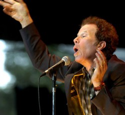 Σπάνια live εμφάνιση από τον Tom Waits στο Bridge School Benefit του Neil Young