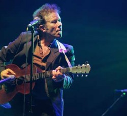 Υπέγραψε μετά από 20 χρόνια με touring agency ο Tom Waits