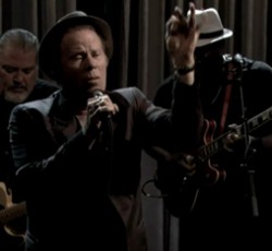 Tom Waits: «Οι μόνοι άνθρωποι που θα είχαν τα φόντα να μας κυβερνήσουν κουρεύουν μαλλιά ή οδηγούν ταξί»