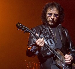 Ο Tony Iommi υπόσχεται πως οι Black Sabbath θα ξαναδώσουν συναυλίες