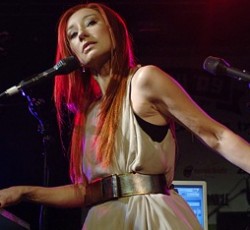 H Tori Amos «προκαλεί» τις metal μπάντες 