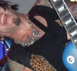 Ο Tracii Guns ξεκινά την αυτοβιογραφία του 