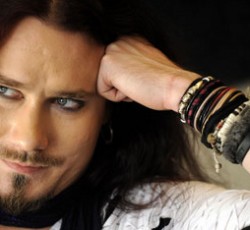 Ο Tuomas Holopainen παίζει εκκλησιαστικό όργανο του 19ου αιώνα