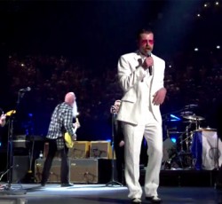 Oι Eagles of Death Metal τραγουδούν στο Παρίσι μαζί με τους U2 