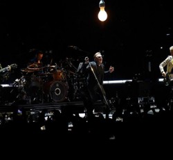 «Unfuck Greece» στις οθόνες των U2 