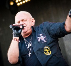 Udo Dirkschneider: «Ο νέος τραγουδιστής των Accept δυσκολεύεται να τραγουδήσει τα παλιά τραγούδια» 