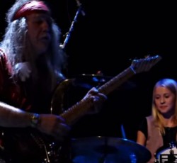 12-χρονη drummer παίζει ζωντανά Scorpions με τον Uli Jon Roth (video)