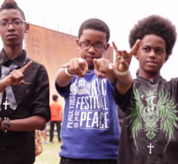 Ντοκιμαντέρ για τους 13-χρονους μεταλλάδες που υπέγραψαν συμβόλαιο εκατομμυρίων 