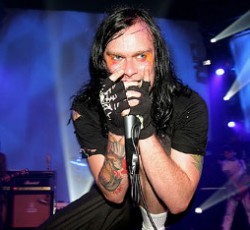 Τραυματισμός επί σκηνής για τον Bert McCracken των The Used 