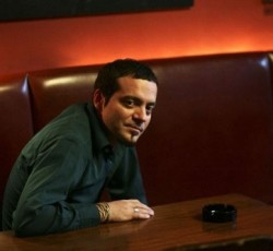 Ο Vassilikos κυκλοφορεί νέο δίσκο με διασκευές τραγουδιών του Τσιτσάνη 