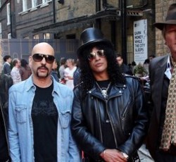 Οι Velvet Revolver δοκιμάζουν νέους τραγουδιστές. Δε θα είναι ο Myles Kennedy 