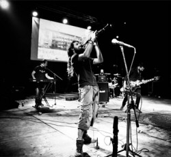 Οι Villagers Of Ioannina City μπλέκουν με την αστυνομία στο πλατό της Ελληνοφρένειας 