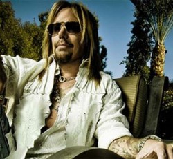 Ο Vince Neil εναντίον της γυναίκας που διαχειριζόταν τα social media του 