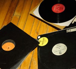 Τα βινύλια με τις μεγαλύτερες πωλήσεις σε Ηνωμένο Βασίλειο και ΗΠΑ 