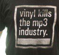 Πτώση για πρώτη φορά στις ψηφιακές πωλήσεις, συνεχίζεται η άνοδος για το βινύλιο 