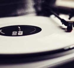 Μειώνεται το downloading μουσικής - Μεγάλη αύξηση στις πωλήσεις βινυλίων 