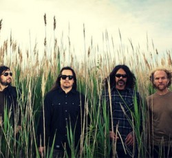 Τα πρώην μέλη των Kyuss μετονομάστηκαν σε Vista Chino επειδή δεν είχαν τα λεφτά να διεκδικήσουν τα δικαιώματα του ονόματος 