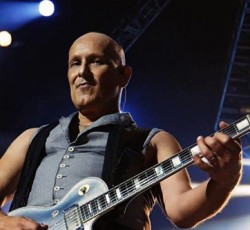 Η μάχη του κιθαρίστα των Def Leppard με τον καρκίνο συνεχίζεται 