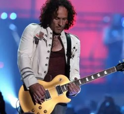 Αυτός είναι ο πρώτος δίσκος των Last In Line (μέλη της μπάντας του Dio) 