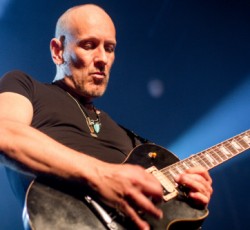 Προσωρινή αλλαγή κιθαρίστα στους Def Leppard 