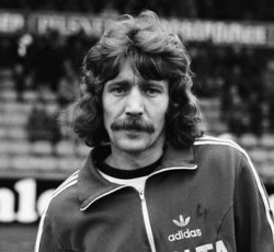 Κηδεία υπό τους ήχους των AC/DC 