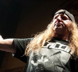 Σε κρίσιμη κατάσταση ο τραγουδιστής των Warbeast  