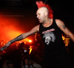 Καρδιακή προσβολή επί σκηνής υπέστη ο τραγουδιστής των Exploited (video) 