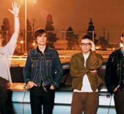 Ακούστε τέσσερα ανέκδοτα κομμάτια των Weezer 