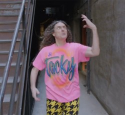 Ο Weird Al Yankovic ξαναχτυπά με χιουμοριστική διασκευή του "Happy" με τη βοήθεια του Jack Black (video) 