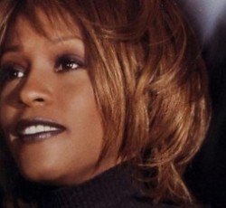 Η Sony Music κατακρίνεται για την αύξηση τιμής σε κυκλοφορία της Whitney Houston ώρες μετά το θάνατό της 