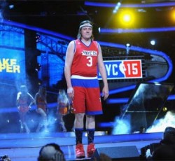 Φοβερή εμφάνιση του Win Butler (Arcade Fire) στο NBA All Star Celebrity Game 