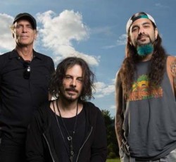 Πιάνουν δουλειά οι Winery Dogs 