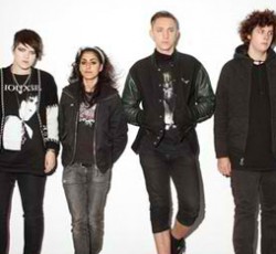 Οι The xx βουτούν κάτω από το νερό για το video του "Chained"