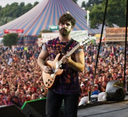 Κι ο Yannis FIlippakis (Foals) στο απέναντι στρατόπεδο από το Spotify 