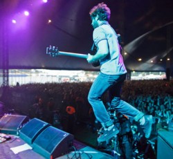 Ο Yannis Philippakis (Foals) πηδάει στο κοινό από τον εξώστη (video) 