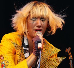 Ακούστε το "Under The Earth" των Yeah Yeah Yeahs 