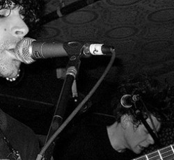 Ο Yannis Philippakis των Foals έπαιξε μουσική του συνθέτη Rhys Chatham μαζί με άλλους 99 κιθαρίστες