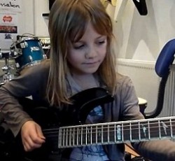 Κομμάτι των Stratovarius στην κιθάρα από... οκτάχρονο κοριτσάκι 