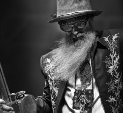 Δείτε τον Billy Gibbons των ZZ Top να το «γυρίζει» προς το latin boogie 