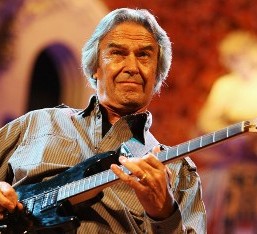 Ο John McLaughlin τα βάζει με τους «διαδικτυακούς πειρατές»