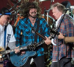 Οι Foo Fighters και οι Black Keys μοιράζονται τη σκηνή με τον Neil Young
