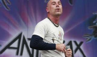 O John Bush ζητά περισσότερα χρήματα από τους Anthrax