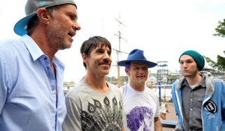 Aυτός είναι ο νέος παραγωγός των Red Hot Chili Peppers 