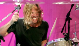 O ντράμερ των Foo Fighters «θάβει» το δίσκο των U2