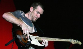 Ακούστε τη νέα μπάντα του μπασίστα των Rage Against the Machine 