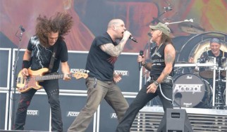 Ο Philip Anselmo προσκυνάει επί σκηνής τους Accept