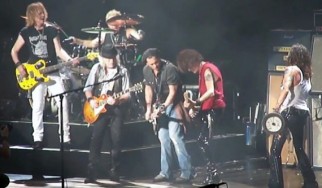 Aerosmith και Johnny Depp μαζί στη σκηνή (video)