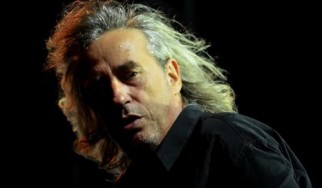 Ο Γιάννης Αγγελάκας αποχαιρετά προσωρινά το κοινό του