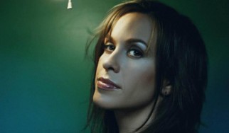Η Alanis Morissette στρέφει τα πυρά της εναντίον διάσημων stars με τον επερχόμενο studio δίσκο της