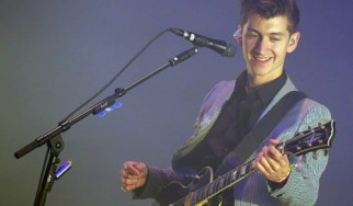 Alex Turner: «Ο νέος δίσκος των Arctic Monkeys μοιάζει με Dr. Dre»
